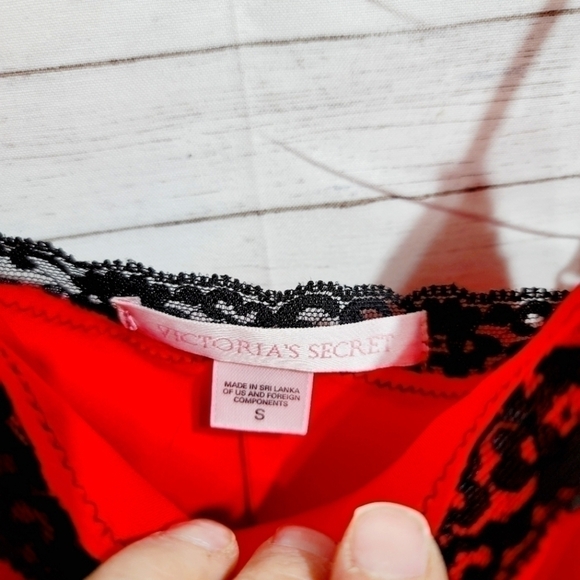 VS RED & BLACK LACE SLIP, SZ SMALL, GENTLY PRE OWNED, PERFECT FOR VALENTINES DAY - Picture 4 of 6